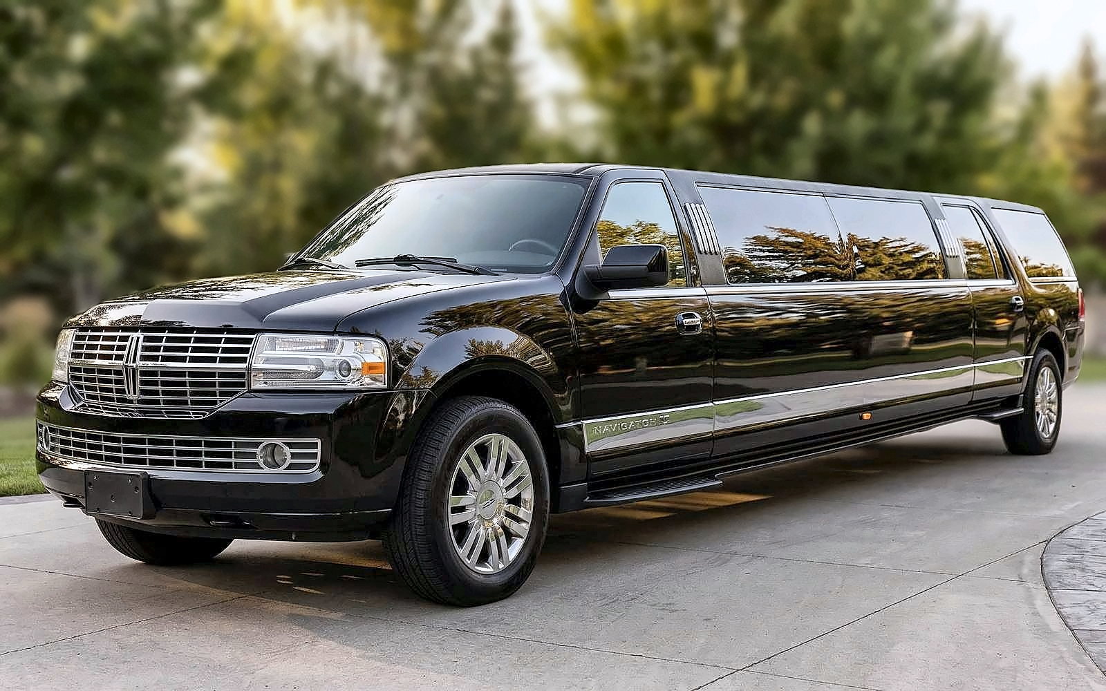 Black Lincoln Navigator Stretch, 14 passengers