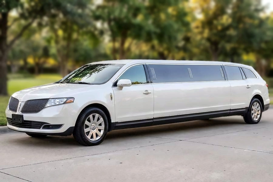 Lincoln MKT Stretch in white
