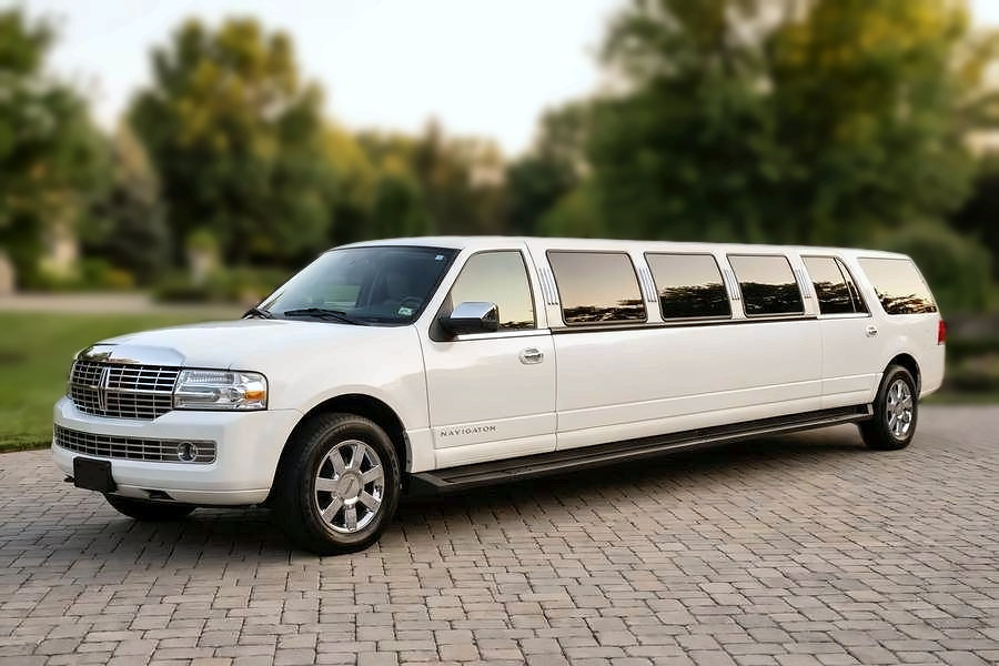 Lincoln Navigator Stretch in white